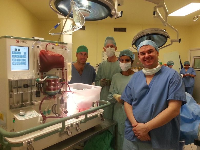 Екипът на болницата в King's College, специалистите от Оксфордския университет и инженерите от OrganOx след успешното свързване на черен дроб към апарата.