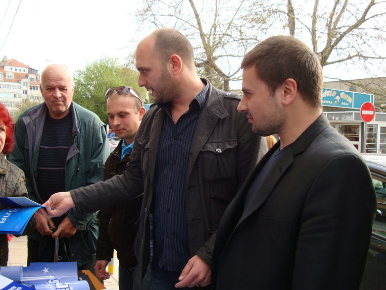 Кандидатите за депутати във Варна Павел Христов и Калин Калевски на среща в Цветния кваратал