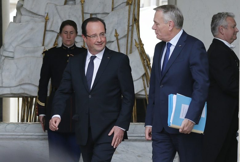 Президентът Франсоа Оланд (вляво) и премиера Жан-Марк Еро
