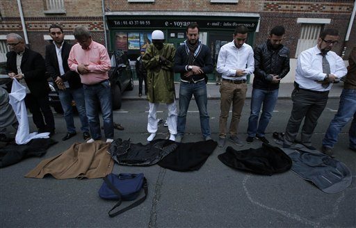 Мюсюлмани се молят на улица във Франция