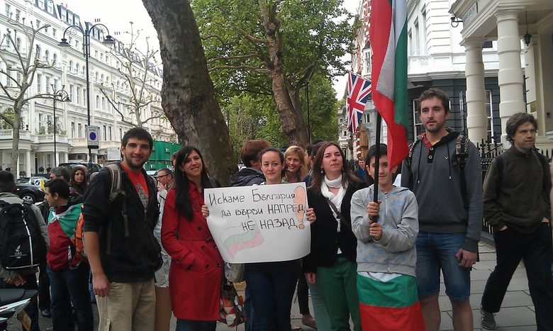 В неделя в 14 ч. се проведе протест пред българското посолство в Лондов против кабинета и олигархията