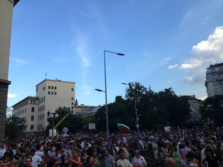 Над 20 000 се събраха на третия протест в София, завършиха с "до утре" (хронология)