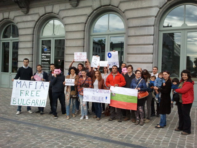 В Брюксел отново се събраха българи в протест срещу мафията