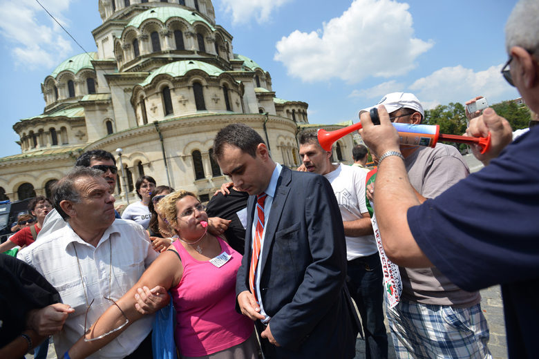 Депутатът от БСП Желю Бойчев беше освиркан и замерян с домати от протестиращи