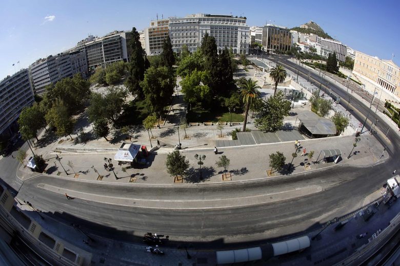 Празният център на Атина по време на посещението на Шойбле.