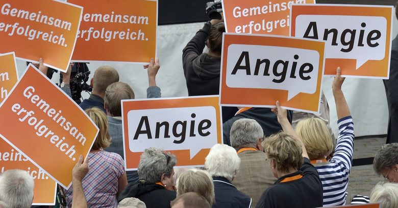 Ангела Меркел се радва на по-високо одобрение от Щайнбрюк