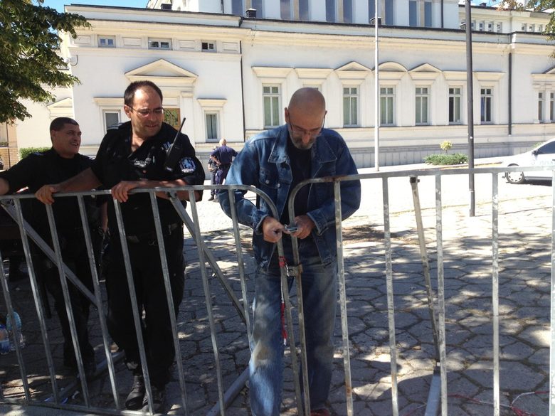 Голямото посрещане на депутатите и блицконтрол с Орешарски (хронология)