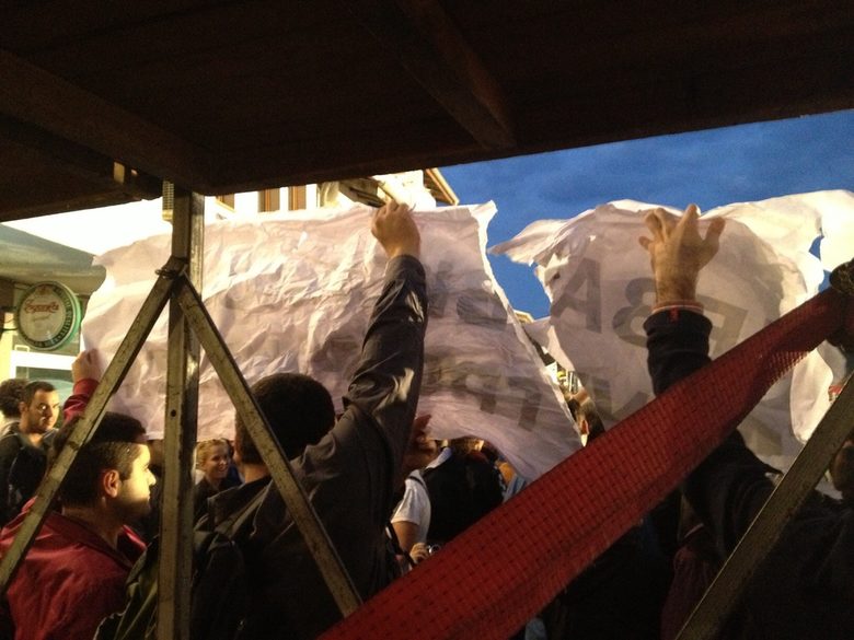 Протестиращи във Велико Търново: Полицията скъса плакатите с "Оставка"