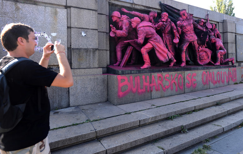 Този август паметникът беше боядисан в розово с извинение към Чехия