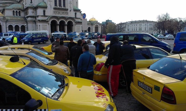 Таксиметрови шофьори започват да се събират от северната страна на храма "Александър Невски"