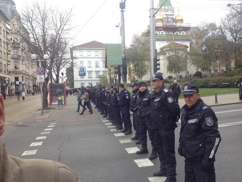 Полицаи традиционно са строени от двете страни на бул. "Цар Освободител".