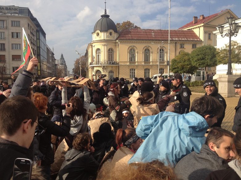 Студентите започнаха артистична акция пред парламента след оттеглянето на протестиращите от КНСБ