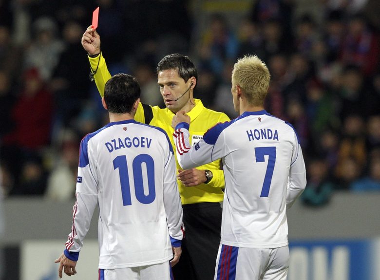 Алан Дзагоев (вляво) беше изгонен в 67-ата минута