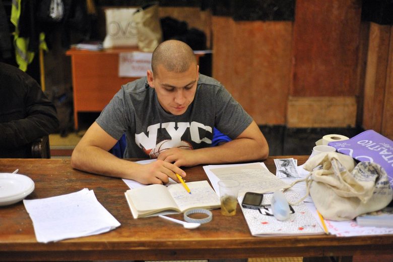  Александър Кирицов учи за изпити в Окупираната аула - снимката е качена в профила на Ранобудните студенти във "Фейсбук" на 1 декември.