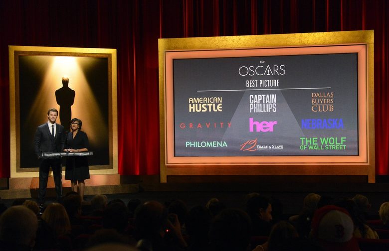 Актьорът Крис Хемсуърт и президентът на Академията Шерул Бун Айзъкс обявяват номинираните за най-добър игрален филм