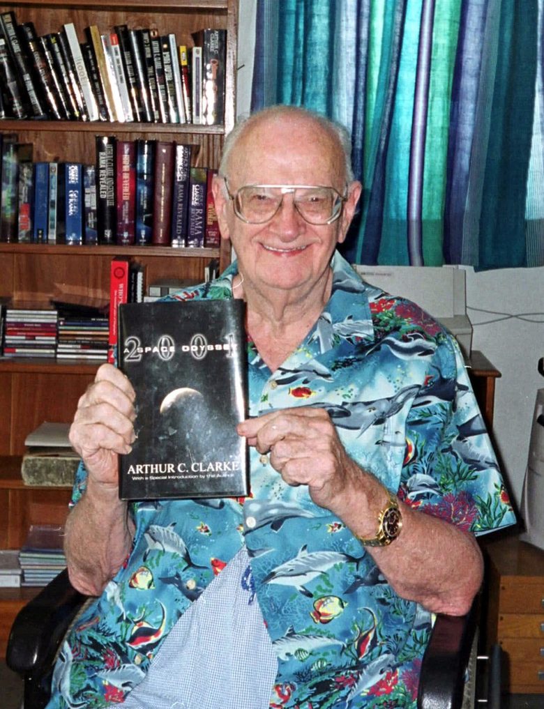 Покойният вече писател Артър Кларк (1917 - 2008) позира с книгата си "Една одисея в космоса през 2001 година" в последния ден на 2000г. АР отбелязва, че той е вярвал, че новото хилядолетие започва на 1 януари 2001г.