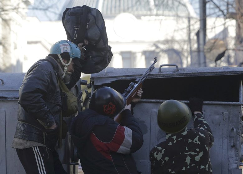 Полицията щурмува Евромайдана в Киев, жертвите вече са 14 (на живо с видео)