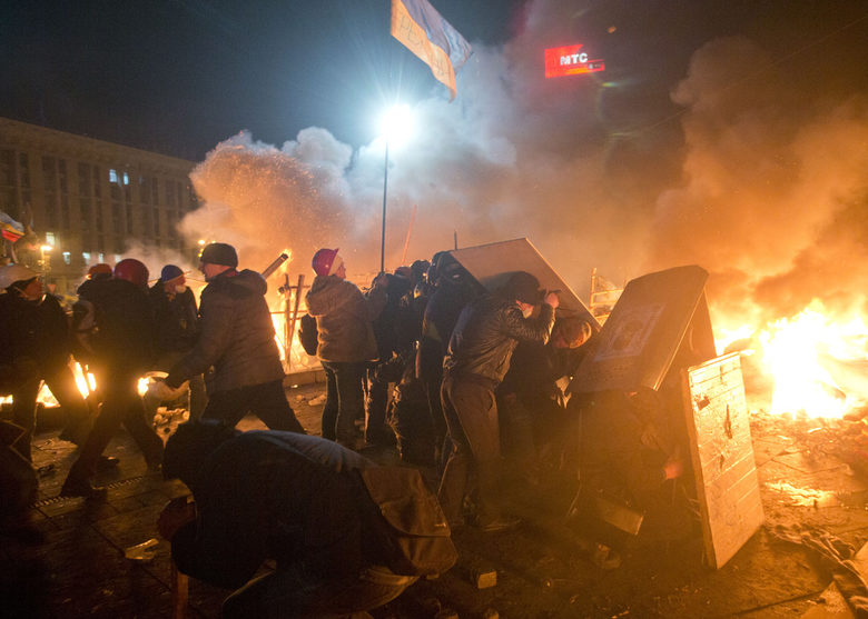 Киев потъна в кръв, полицията разстрелва обкръжения Майдан (видео)