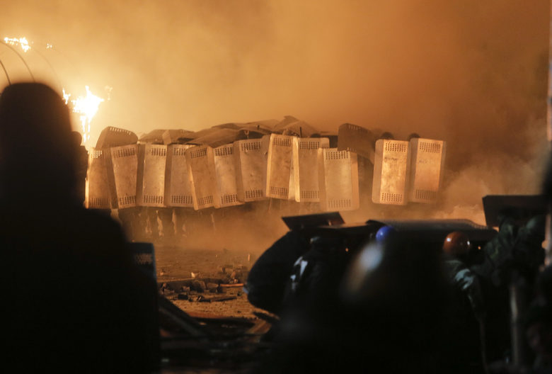 Киев потъна в кръв, полицията разстрелва обкръжения Майдан (видео)