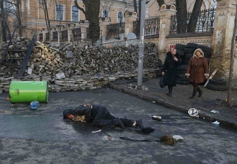 Ранен участник в сблъсъците лежи на улица в центъра на Киев. 18 февруари се оказа най-кървавият ден на протеста досега.