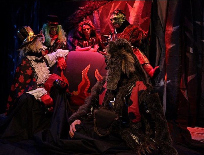 Кадър от постановката "Ян Бибиян и дяволчето Фют" на сцената на театър "Възраждане"