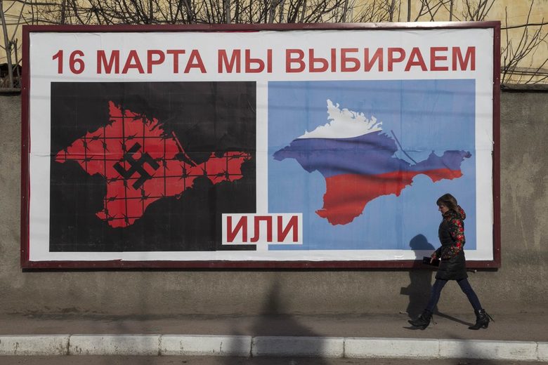 Из Крим са разлепени плакати, агитиращи, че в неделя жителите ще избират между присъединяване към Русия и оставане във "фашистка" Украйна.