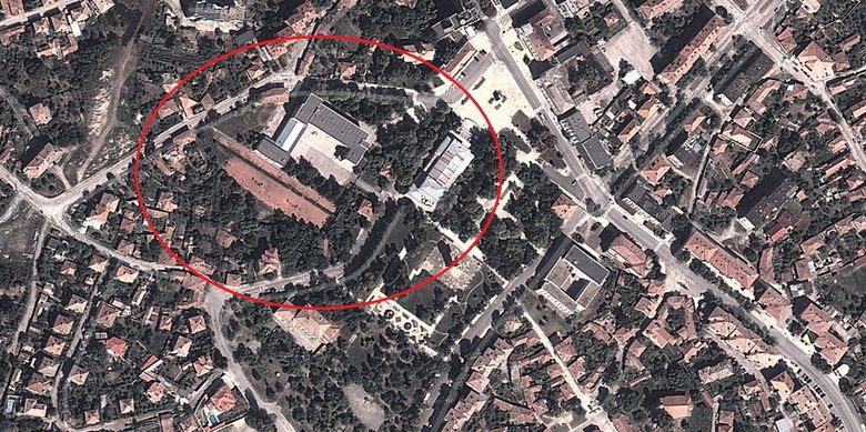 Това е снимка от Лясковец, получена чрез услугата Google Earth. Голямата сграда,  обградена в червено, е на училище "Максим Райкович".