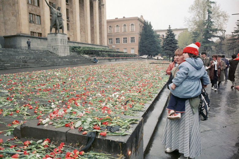 Тбилиси. 15 април 1989г. Стълбите пред правителството в Тбилиси, където са избивани беззащитни хора, са покрити с цвета. В съвременна Грузия това събитие се нарича Голямото клане в Тбилиси и днес 9 април е Ден на националното единство.