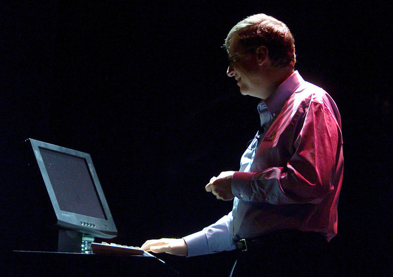 Бил Гейтс по време на официалното представяне на Windows XP на 25 октомври 2001 г.