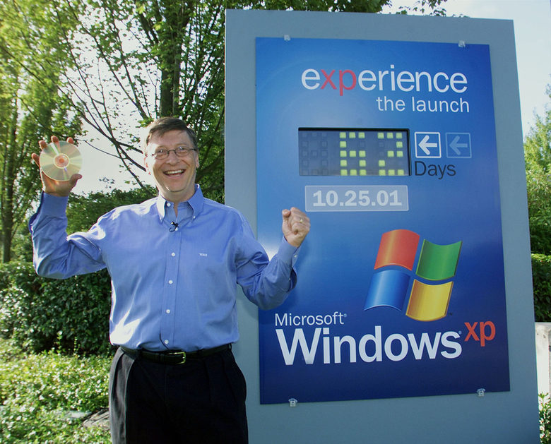 Бил Гейтс държи първото копие на Windows XP в ръката си на 24-ти август 2001 г. В този ден XP започва да се произвежда масово.