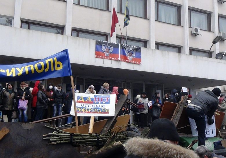 Проруски активисти са окупираха кметството и в източния украински град Мариупол