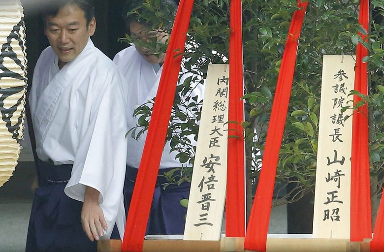 Даровете на японския премиер за спорния храм
