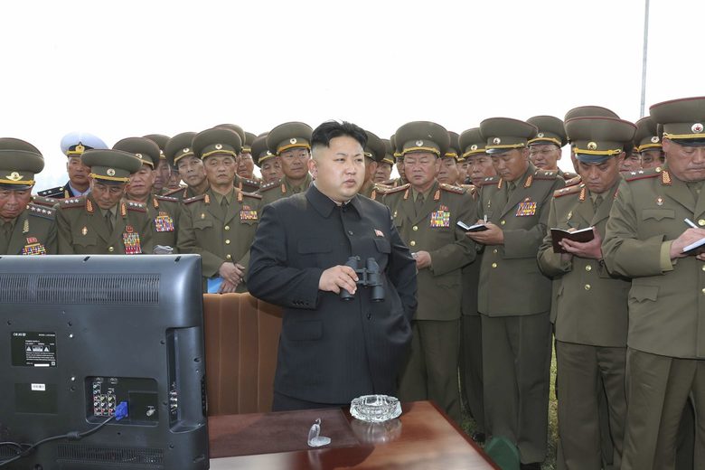 Защо толкова хора си водят бележки край Ким Чен Ун