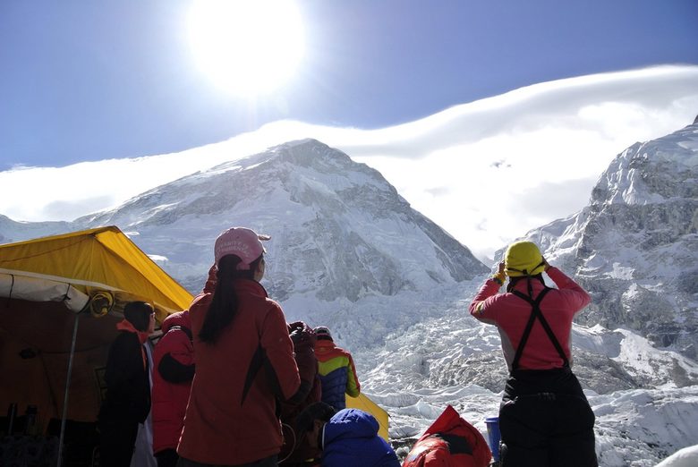 Катерачи наблюдават Еверест преди да решат дали да си тръгнат