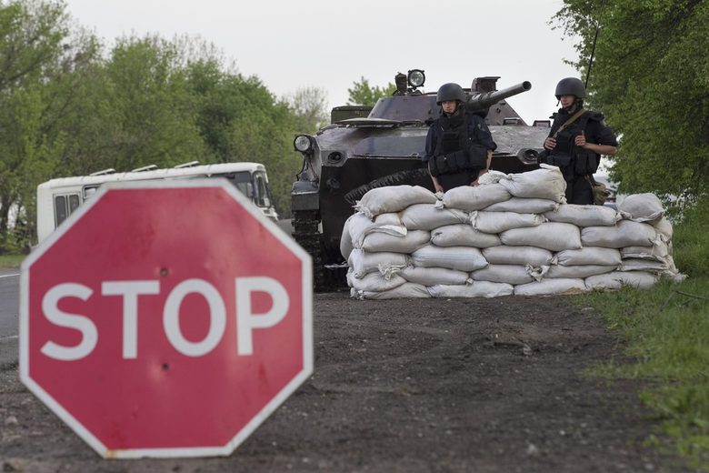 Славянск е напълно обкръжен, сепаратистите са свалили украински хеликоптери (обновена)