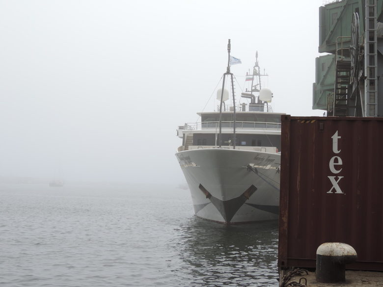 Яхтата на Сергей Франк "Varyety Voyager" на варненското пристанище през 2014г.