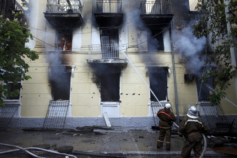 Огнеборци гасят пожара в сградата на полицейското управление в Мариупол