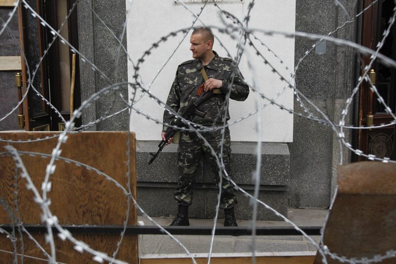 Въоръжен проруски активист охранява завзет аадминистративна сграда в Луганск.