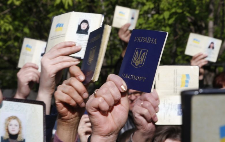 Явили се да гласуват на "референдума" в Луганск, издигат своите украински паспорти на опашка, на която някои чакаха до 4 часа.