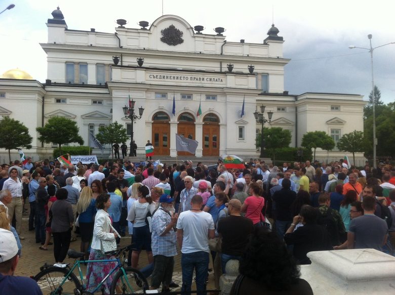 Депутати и симпатизанти на ГЕРБ и реформаторите протестираха пред парламента (обновена)