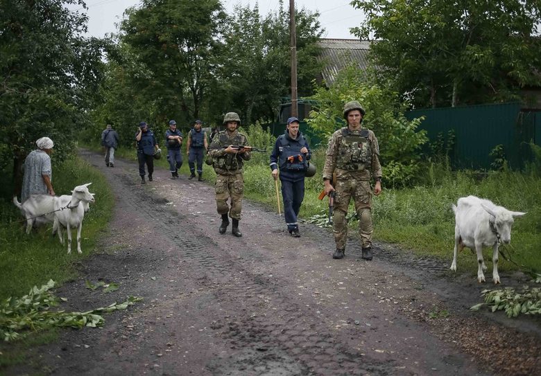 Украински сапьори проверяват село Семьоновка за мини, скрити експлозиви и неизбухнали муниции след оттеглянето на сепаратистите.<br />