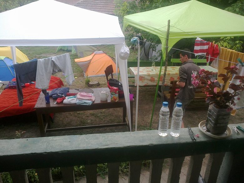 Комисия се похвали, че е хванала учителка да организира палатков лагер в двора на къщата си
