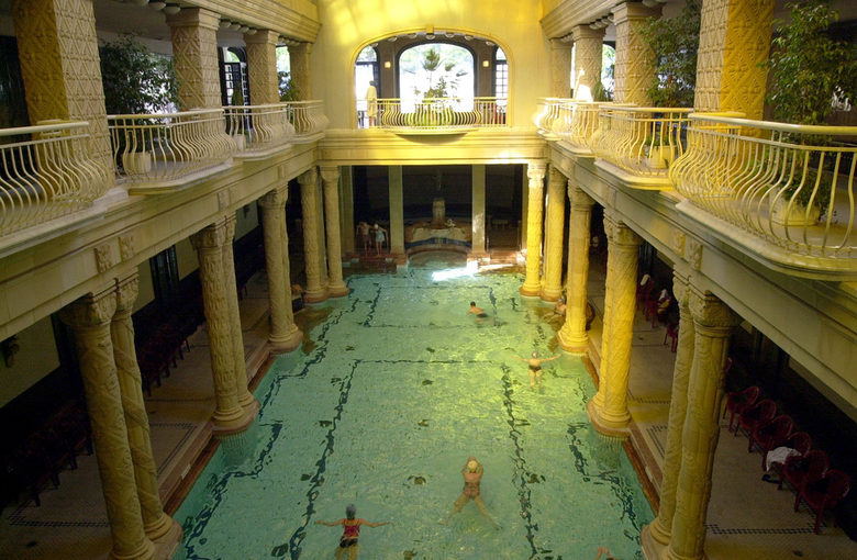 Топлият минерален басейн в банята "Гелерт" - една от най-популярните гледки на унгарския балнеотуризъм