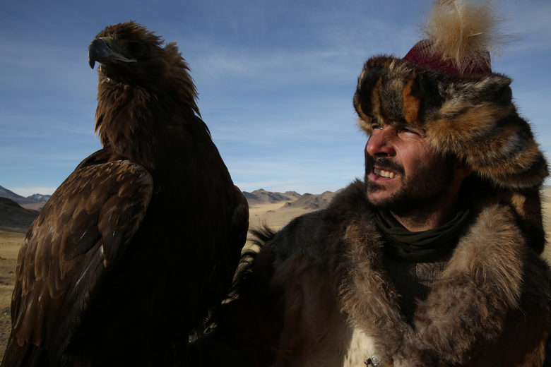 Казаците в Монголия имат силна връзки със златните орли, огромни хищни птици, които дресират за лов на вълци и лисици.