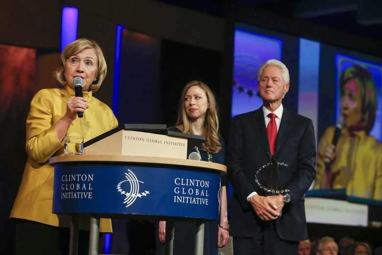 Бившият държавен секретар на САЩ Хилари Клинтън заедно с предишния президент на САЩ Бил Клинтън и дъщеря им Челси Клинтън