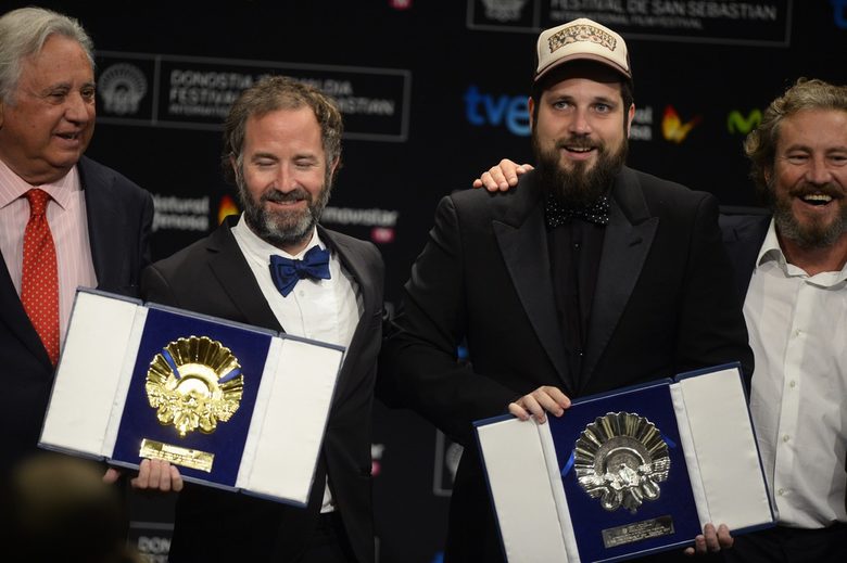 Режисьорът Карлос Вермут (вторият вдясно) взе Златната и Сребърната раковини на фестивала