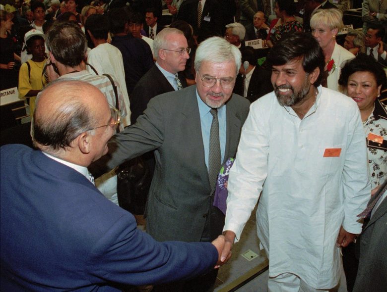 Кайлаш Сатярти на форум на Международната организация на труда през 1998 г.