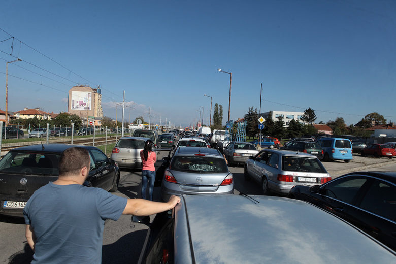На отиване и на връщане бул. "Владимир Вазов" и "бул. "Ботевградско шосе" се оказаха задръстени с колони автомобили.