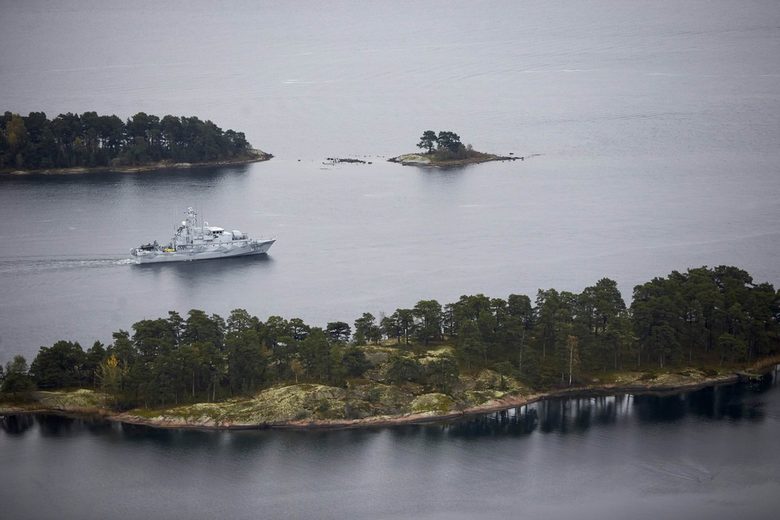 Шведският миночистач HMS Koster патрулира в района на около 50 км от столицата Стокхолм.