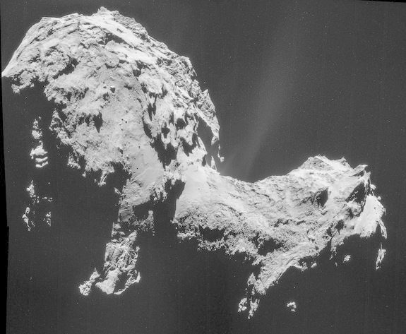 Уникални кадри на кометата, направени от обикалящият в странна "триъгълна" орбита апарат "Розета".